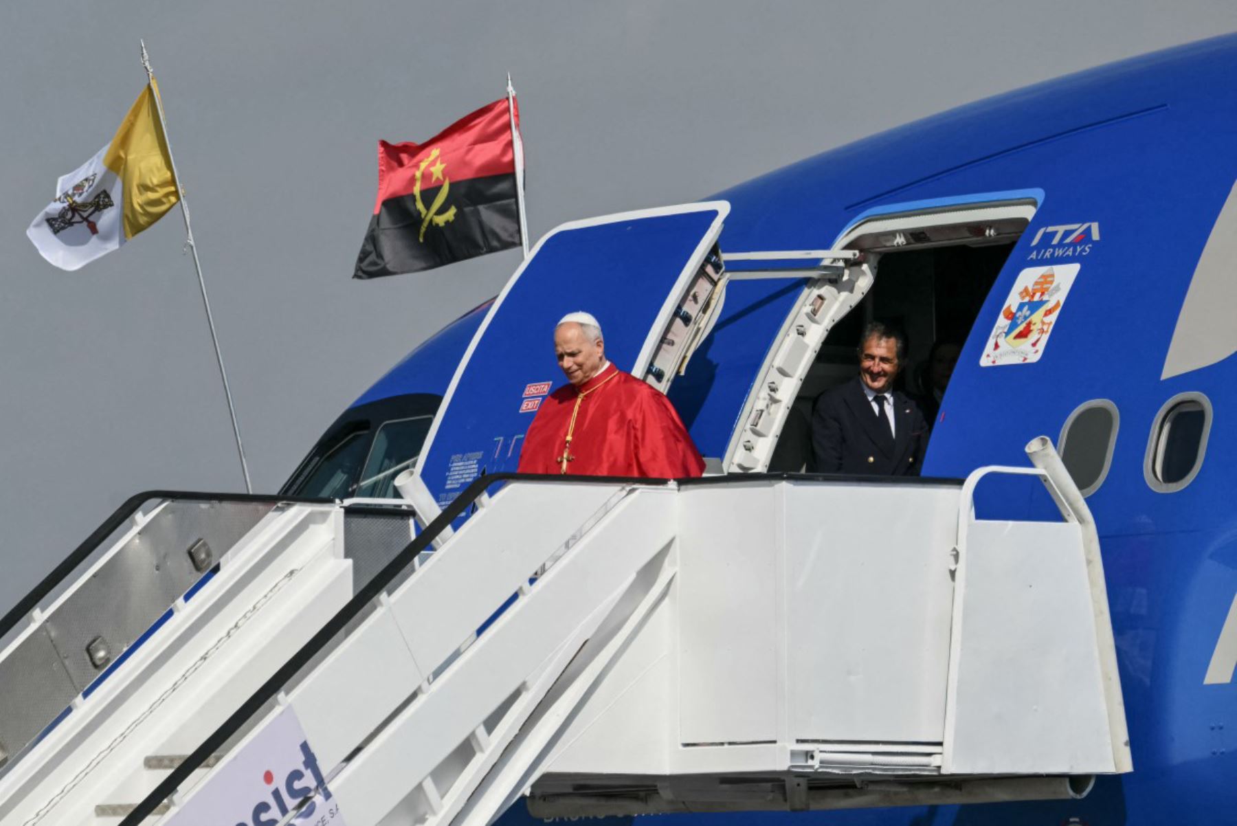 El papa León XIV desembarca del avión a su llegada al aeropuerto internacional "4 de Fevereiro" de Luanda, en el sexto día de su viaje apostólico de 11 días a África. Foto: ANDINA/AFP