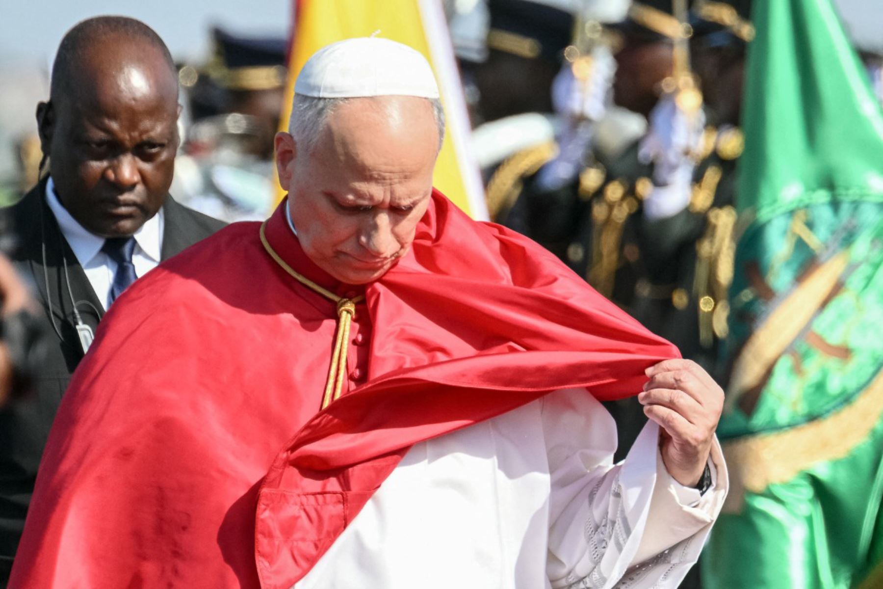 El papa León XIV se ajusta el sombrero a su llegada al aeropuerto internacional "4 de Fevereiro" de Luanda, en el sexto día de su viaje apostólico de 11 días a África. Foto: ANDINA/AFP