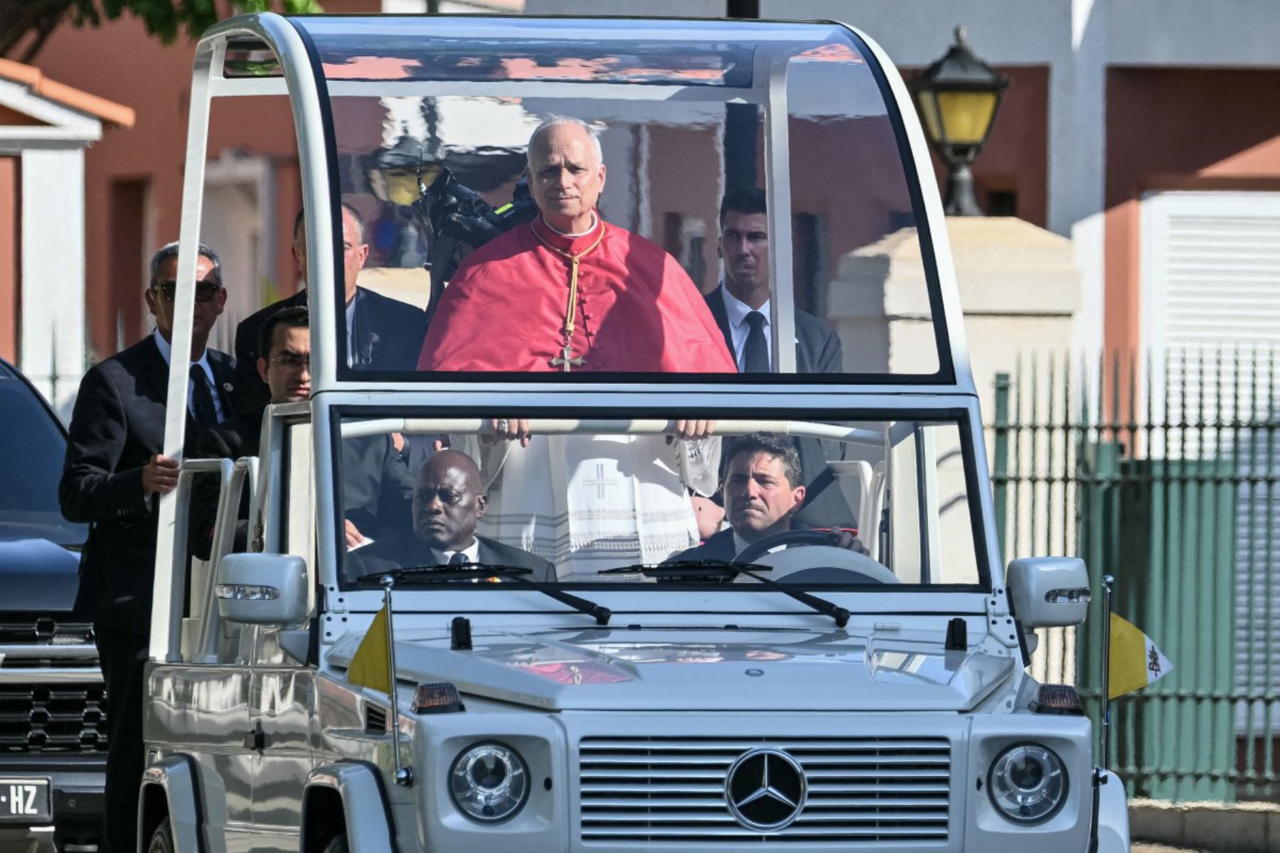 El papa León XIV llega en el papamóvil al Palacio Presidencial de Luanda en el sexto día de su viaje apostólico de 11 días a África. Foto: ANDINA/AFP