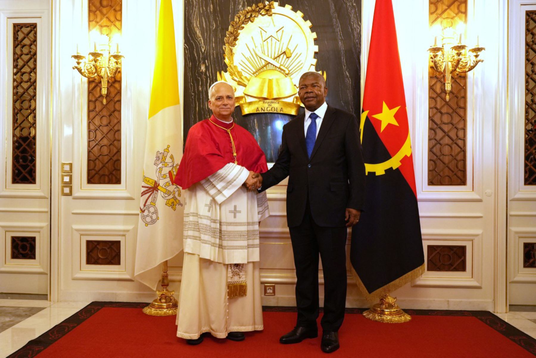 El papa León XIV estrecha la mano del presidente de Angola, João Lourenço, durante su encuentro en el Palacio Presidencial de Luanda, en el sexto día de su viaje apostólico de 11 días a África. Foto: ANDINA/AFP