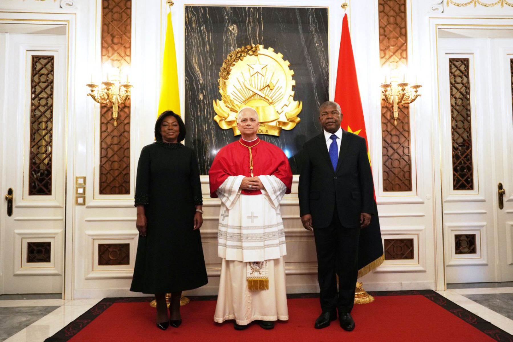 El papa León XIV  posa para una fotografía con el presidente de Angola, João Lourenço, y la primera dama de Angola, Ana Dias Lourenço (I), durante su encuentro en el Palacio Presidencial de Luanda, en el sexto día de una gira apostólica de 11 días por África. Foto: ANDINA/AFP