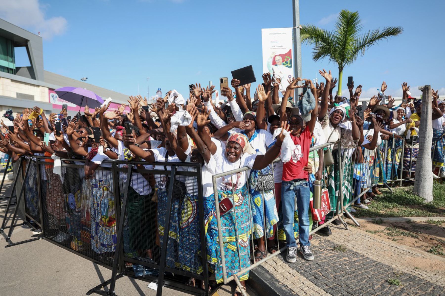 Los fieles vitorean mientras el Papa León XIV los saluda desde el papamóvil tras su llegada al aeropuerto internacional "4 de Fevereiro" de Luanda, en el sexto día de su viaje apostólico de 11 días a África. Foto: ANDINA/AFP