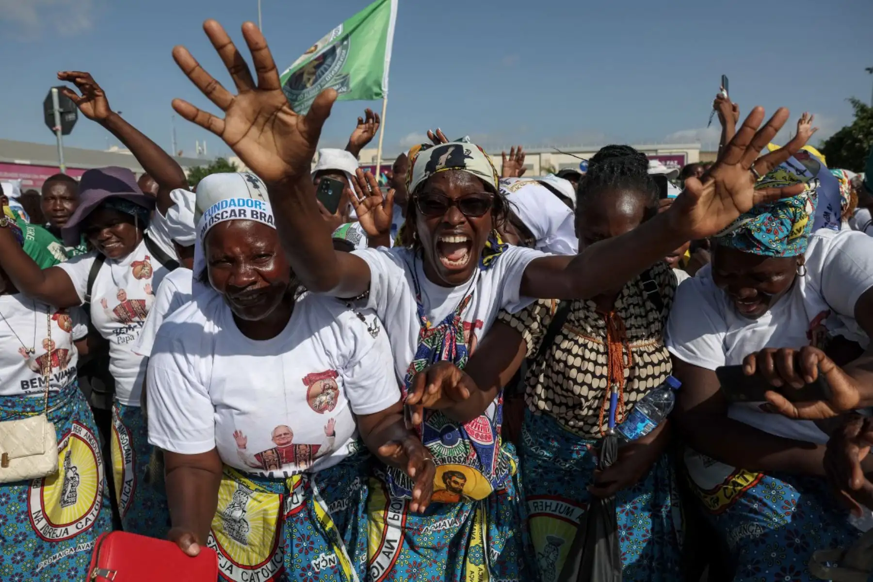 Los fieles vitorean mientras el Papa León XIV  los saluda desde el papamóvil tras su llegada al aeropuerto internacional "4 de Fevereiro" de Luanda, en el sexto día de su viaje apostólico de 11 días a África. Foto: ANDINA/AFP