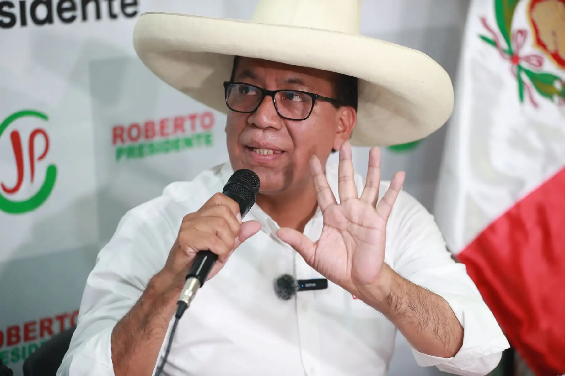 Roberto Sánchez pide respeto al sistema electoral en Perú y provoca más memes que debates