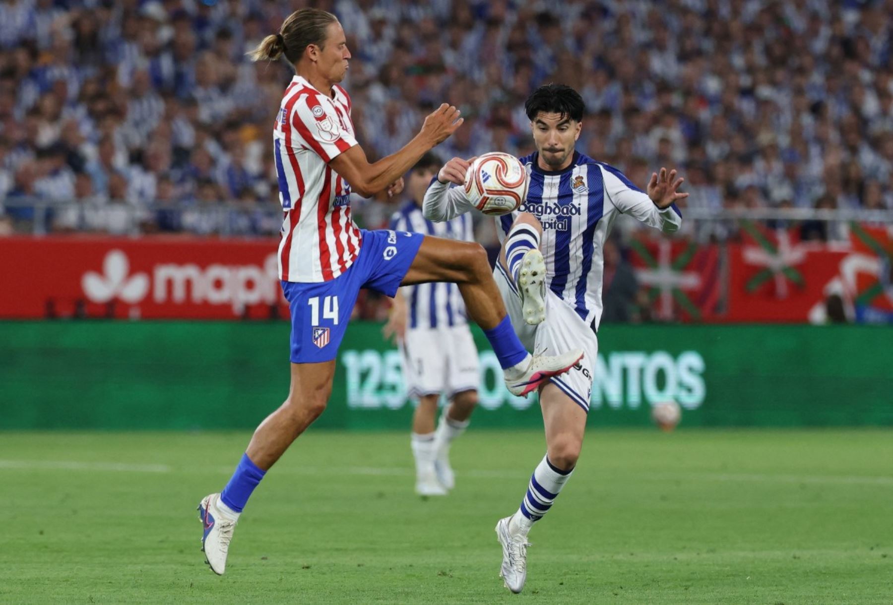 El centrocampista español #14 del Atlético de Madrid, Marcos Llorente, lucha por el balón con el defensor español del Real Sociedad, Carlos Soler, durante el partido final de fútbol de la Copa del Rey (Copa del Rey) entre el Club Atlético de Madrid y la Real Sociedad en el estadio La Cartuja de Sevilla el 18 de abril de 2026. (Foto de Thomas COEX / AFP)