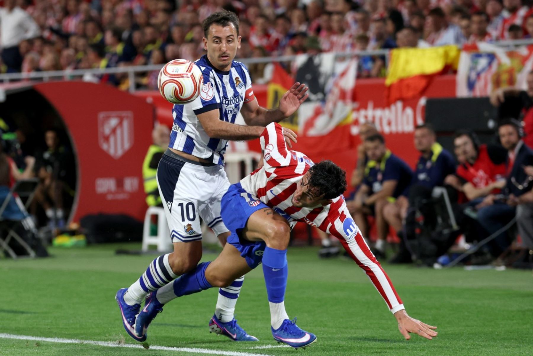 El delantero español #10 de la Real Sociedad, Mikel Oyarzabal, lucha por el balón con el defensor español del Atlético de Madrid, Marc Pubill, durante el partido final de fútbol de la Copa del Rey (Copa del Rey) entre el Club Atlético de Madrid y la Real Sociedad en el estadio La Cartuja de Sevilla el 18 de abril de 2026. (Foto de Thomas COEX / AFP)