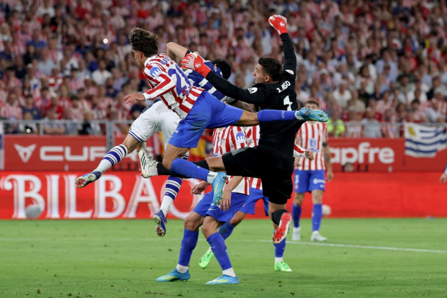 El portero argentino del Atlético de Madrid #01, Juan Musso, salta por la pelota durante el partido final de fútbol de la Copa del Rey (Copa del Rey) entre el Club Atlético de Madrid y la Real Sociedad en el estadio La Cartuja de Sevilla el 18 de abril de 2026. (Foto de Thomas COEX / AFP)
