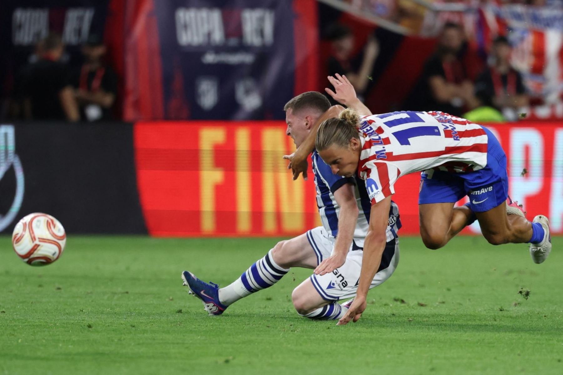 El centrocampista español del Atlético de Madrid #14 Marcos Llorente lucha por el balón con el delantero español del Real Sociedad #17 Sergio Gómez durante el partido final de fútbol de la Copa del Rey (Copa del Rey) entre el Club Atlético de Madrid y la Real Sociedad en el estadio La Cartuja de Sevilla el 18 de abril de 2026. (Foto de Thomas COEX / AFP)