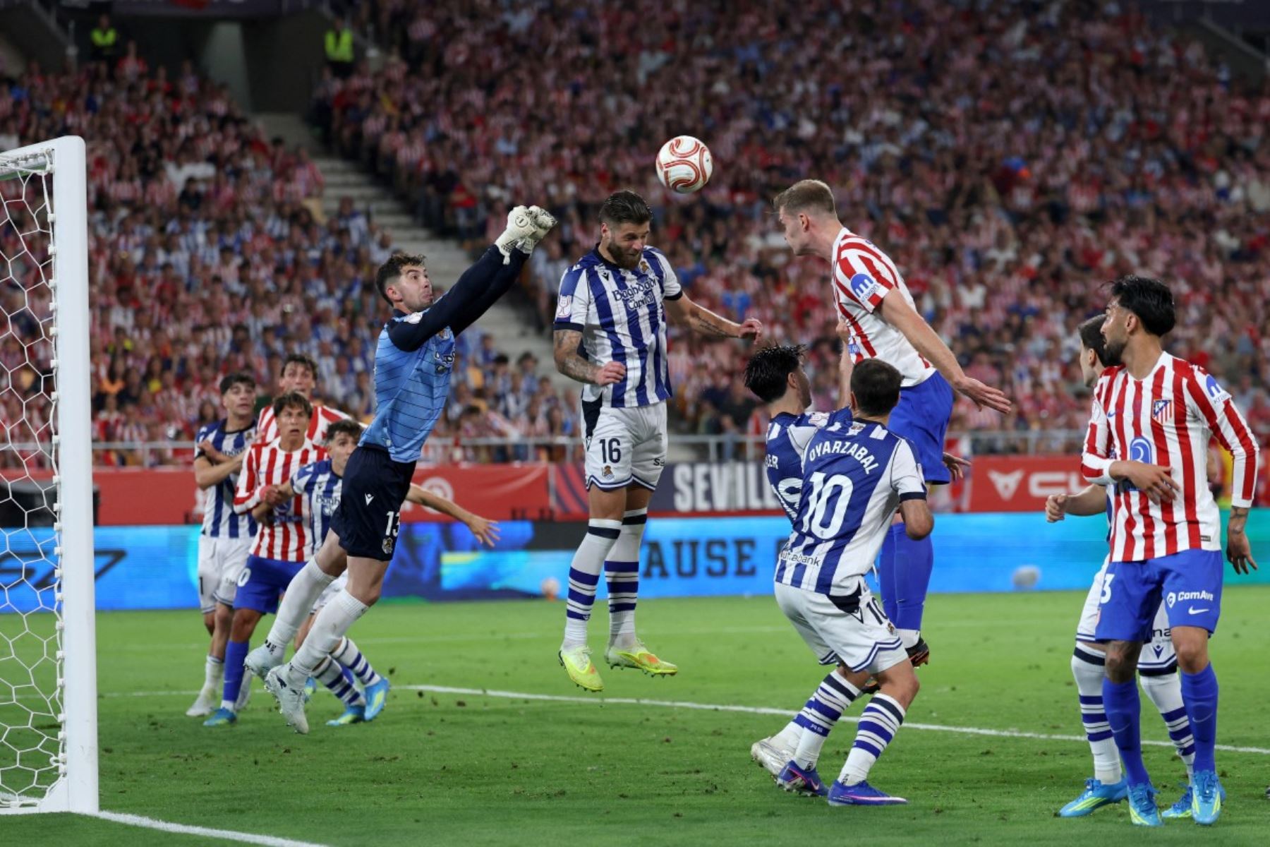 El delantero noruego del Atlético de Madrid #09 Alexander Sorloth (arriba,R) desafía al portero español de la Real Sociedad #13 Unai Marrero durante el partido final de fútbol de la Copa del Rey (Copa del Rey) entre el Club Atlético de Madrid y la Real Sociedad en el estadio La Cartuja de Sevilla el 18 de abril de 2026. (Foto de Thomas COEX / AFP)