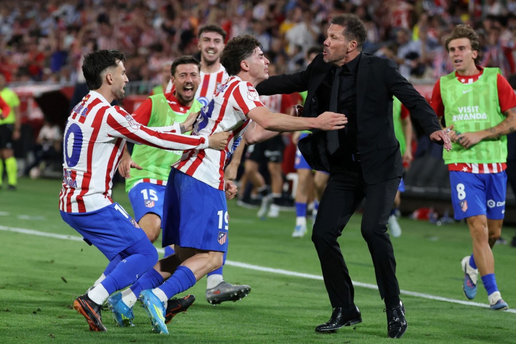 El delantero argentino #19 del Atlético de Madrid, Julian Álvarez, celebra el segundo gol de su equipo con el entrenador argentino del Atlético de Madrid, Diego Simeone, durante el partido final de fútbol de la Copa del Rey (Copa del Rey) entre el Atlético de Madrid y la Real Sociedad en el estadio La Cartuja de Sevilla el 18 de abril de 2026. (Foto de Thomas COEX / AFP)