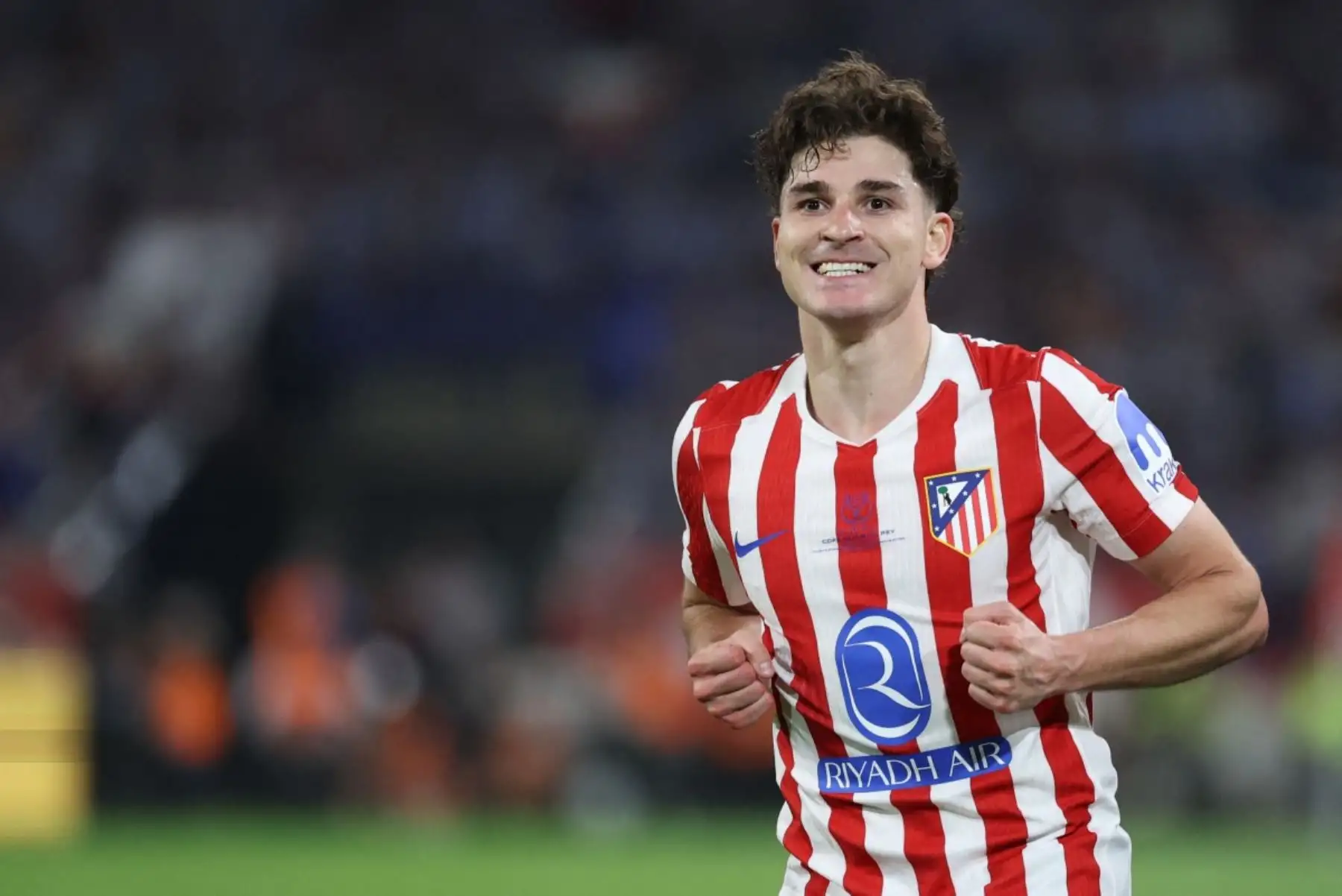 El delantero argentino #19 del Atlético de Madrid, Julian Álvarez, celebra el segundo gol de su equipo durante el partido final de fútbol de la Copa del Rey (Copa del Rey) entre el Club Atlético de Madrid y la Real Sociedad en el estadio La Cartuja de Sevilla el 18 de abril de 2026. (Foto de Thomas COEX / AFP)