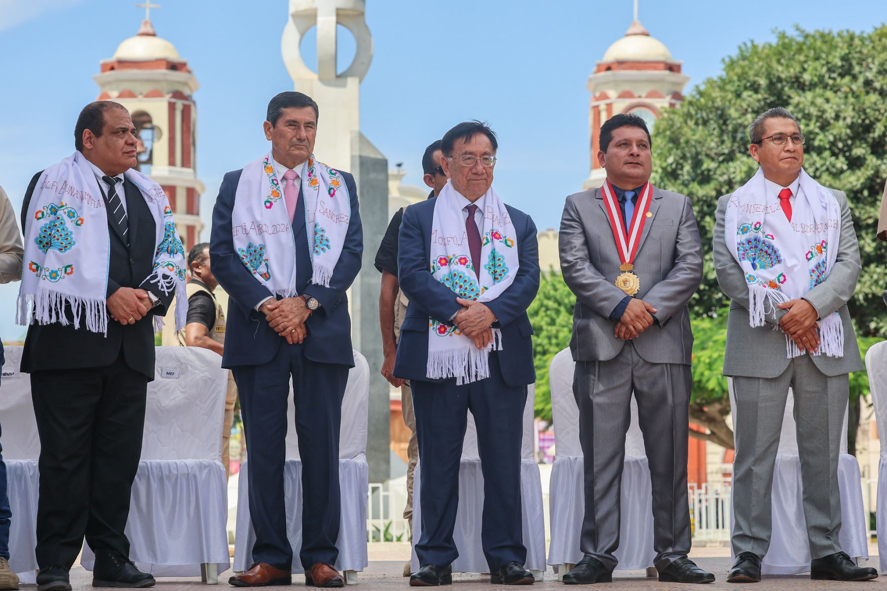 En el marco de su visita a Lambayeque, el presidente de la República del Perú, José María Balcázar, recibió un especial reconocimiento por parte del alcalde de Monsefú, Erwin Huertas, y autoridades, quienes destacaron la labor articulada con el Ejecutivo para el desarrollo del distrito. Foto: Presidencia