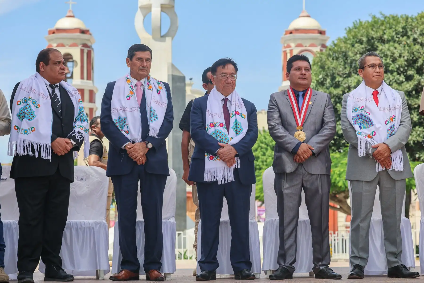 En el marco de su visita a Lambayeque, el presidente de la República del Perú, José María Balcázar, recibió un especial reconocimiento por parte del alcalde de Monsefú, Erwin Huertas, y autoridades, quienes destacaron la labor articulada con el Ejecutivo para el desarrollo del distrito. Foto: Presidencia