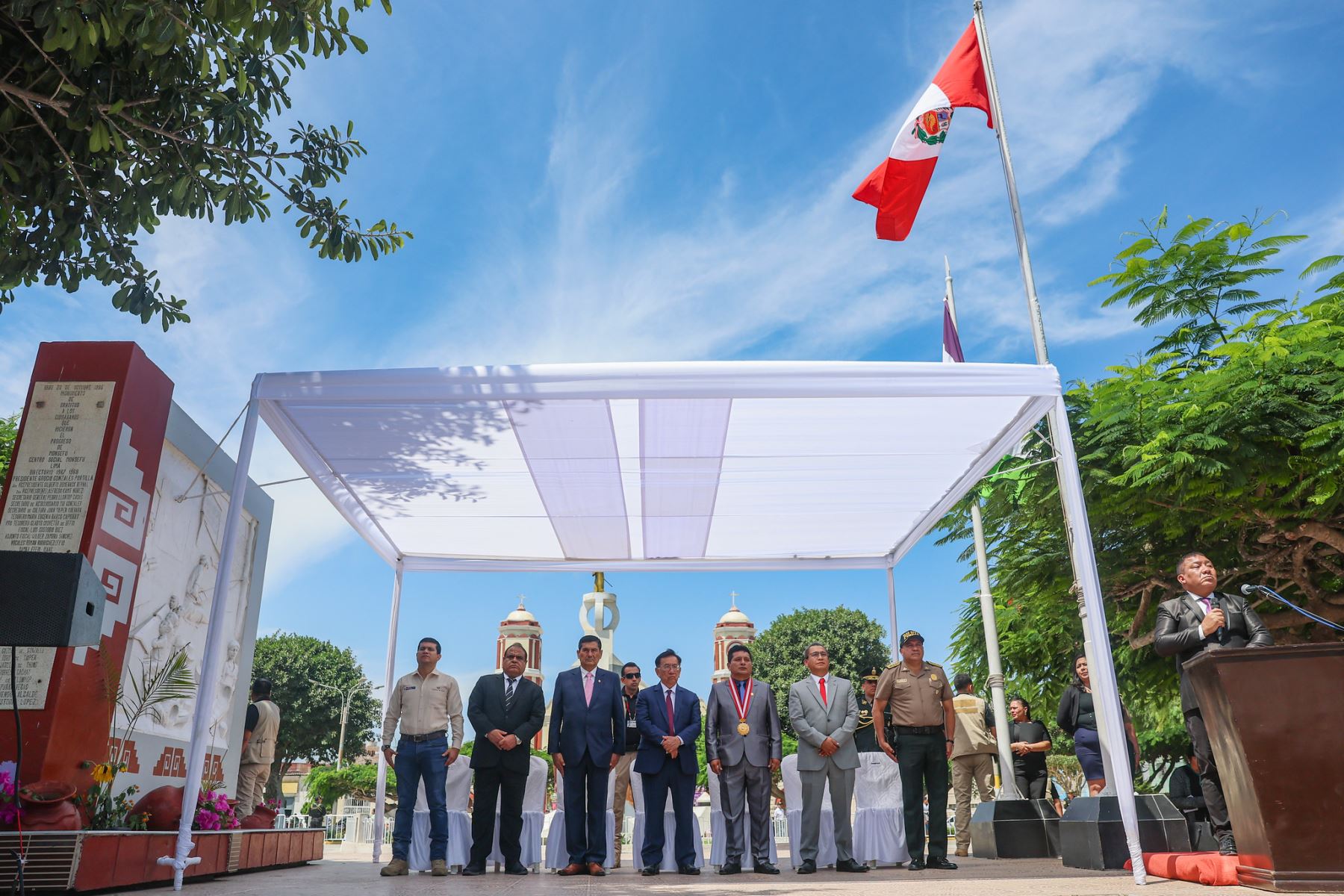 En el marco de su visita a Lambayeque, el presidente de la República del Perú, José María Balcázar, recibió un especial reconocimiento por parte del alcalde de Monsefú, Erwin Huertas, y autoridades, quienes destacaron la labor articulada con el Ejecutivo para el desarrollo del distrito. Foto: Presidencia