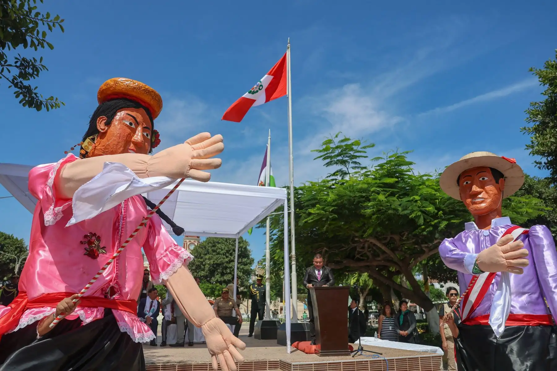 En el marco de su visita a Lambayeque, el presidente de la República del Perú, José María Balcázar, recibió un especial reconocimiento por parte del alcalde de Monsefú, Erwin Huertas, y autoridades, quienes destacaron la labor articulada con el Ejecutivo para el desarrollo del distrito. Foto: Presidencia