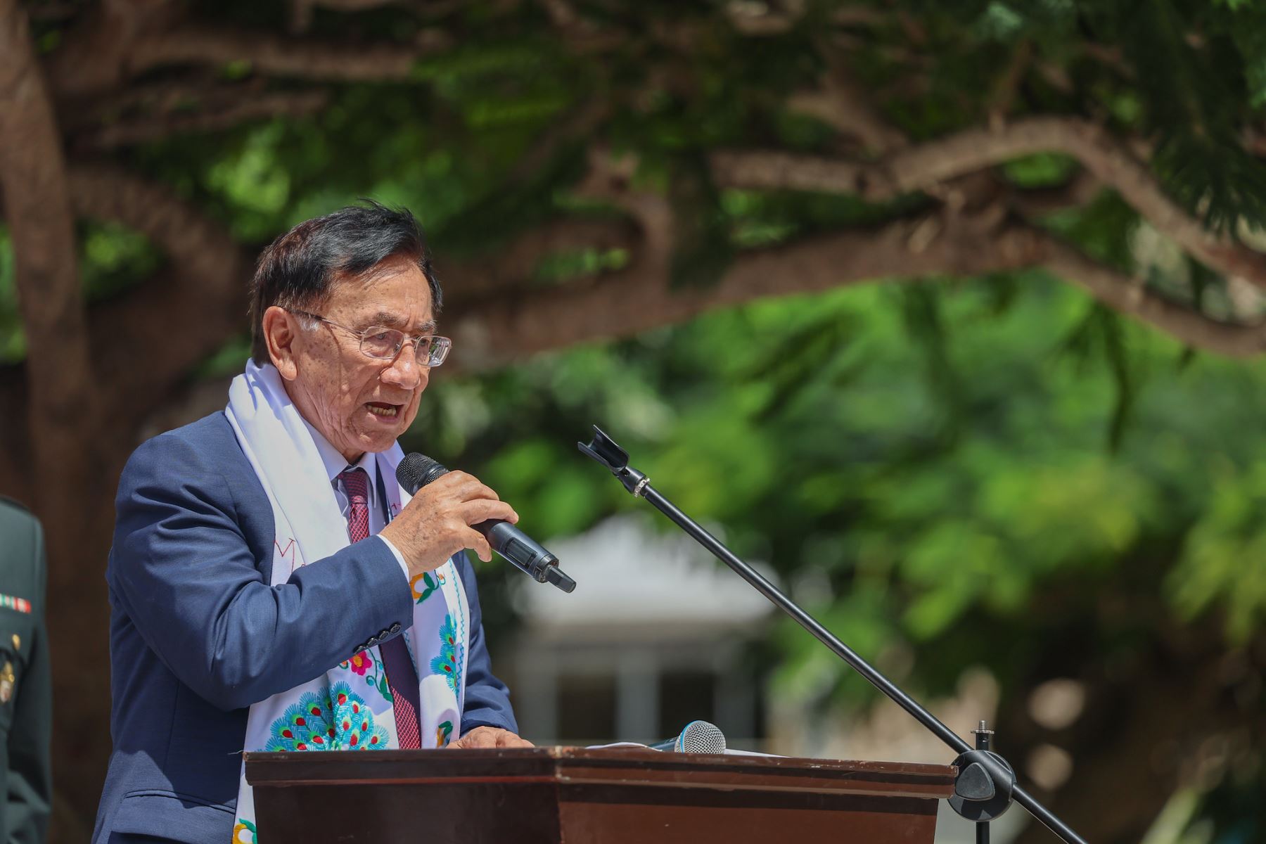 En el marco de su visita a Lambayeque, el presidente de la República del Perú, José María Balcázar, recibió un especial reconocimiento por parte del alcalde de Monsefú, Erwin Huertas, y autoridades, quienes destacaron la labor articulada con el Ejecutivo para el desarrollo del distrito. Foto: Presidencia