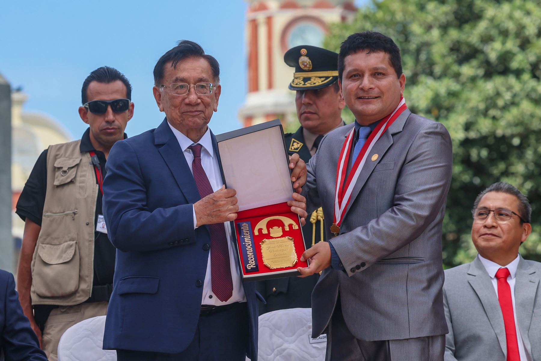 En el marco de su visita a Lambayeque, el presidente de la República del Perú, José María Balcázar, recibió un especial reconocimiento por parte del alcalde de Monsefú, Erwin Huertas, y autoridades, quienes destacaron la labor articulada con el Ejecutivo para el desarrollo del distrito. Foto: Presidencia