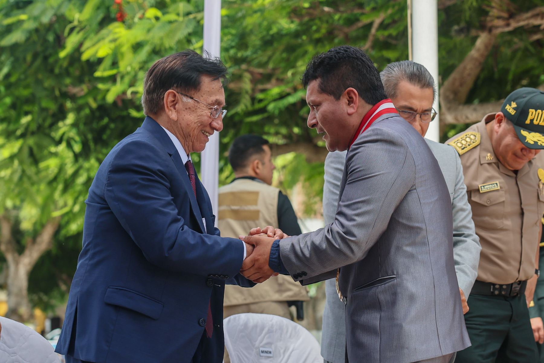 En el marco de su visita a Lambayeque, el presidente de la República del Perú, José María Balcázar, recibió un especial reconocimiento por parte del alcalde de Monsefú, Erwin Huertas, y autoridades, quienes destacaron la labor articulada con el Ejecutivo para el desarrollo del distrito. Foto: Presidencia