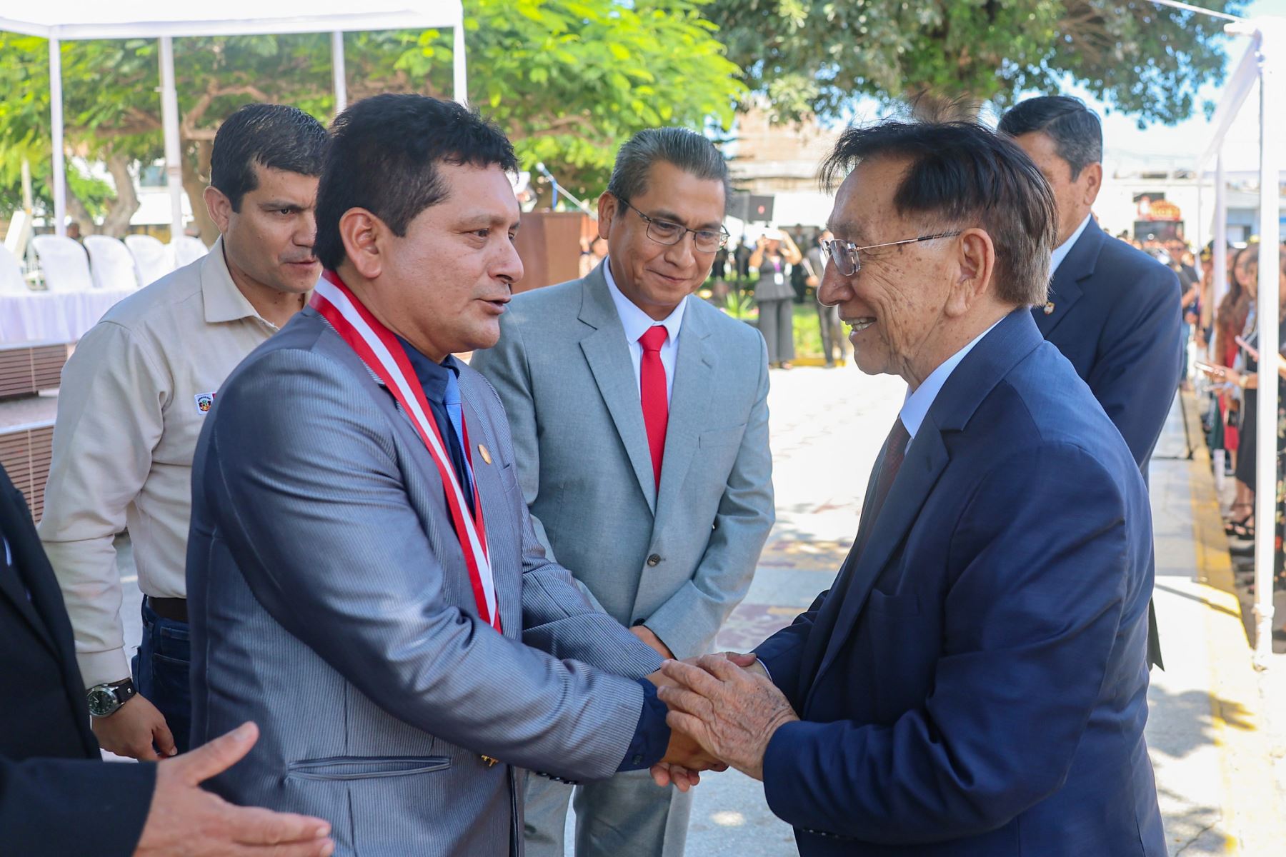 En el marco de su visita a Lambayeque, el presidente de la República del Perú, José María Balcázar, recibió un especial reconocimiento por parte del alcalde de Monsefú, Erwin Huertas, y autoridades, quienes destacaron la labor articulada con el Ejecutivo para el desarrollo del distrito. Foto: Presidencia