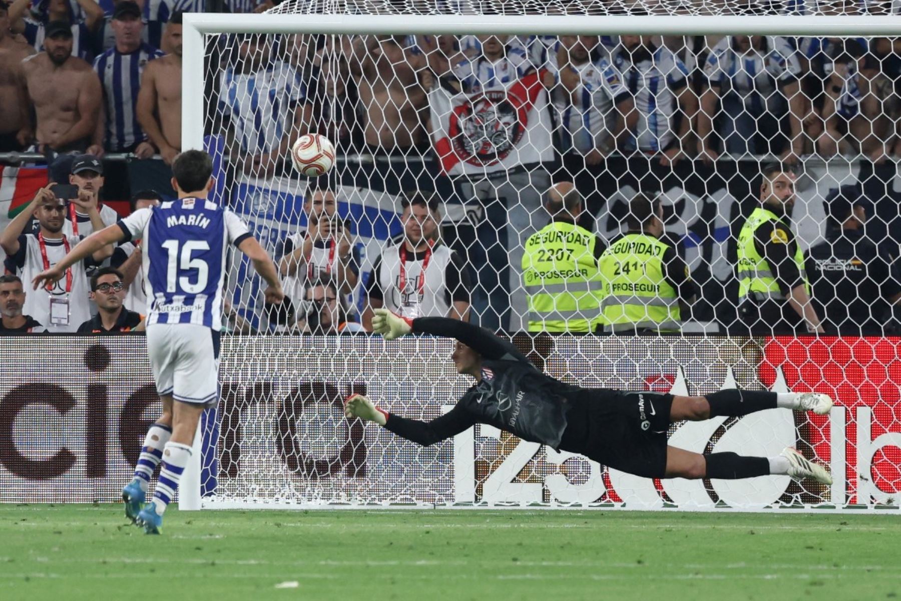 El centrocampista español #15 de la Real Sociedad, Pablo Marin, marca el gol de la victoria durante la tanda de penaltis durante el partido final de fútbol de la Copa del Rey (Copa del Rey) entre el Club Atlético de Madrid y la Real Sociedad en el estadio La Cartuja de Sevilla el 18 de abril de 2026. (Foto de Thomas COEX / AFP)