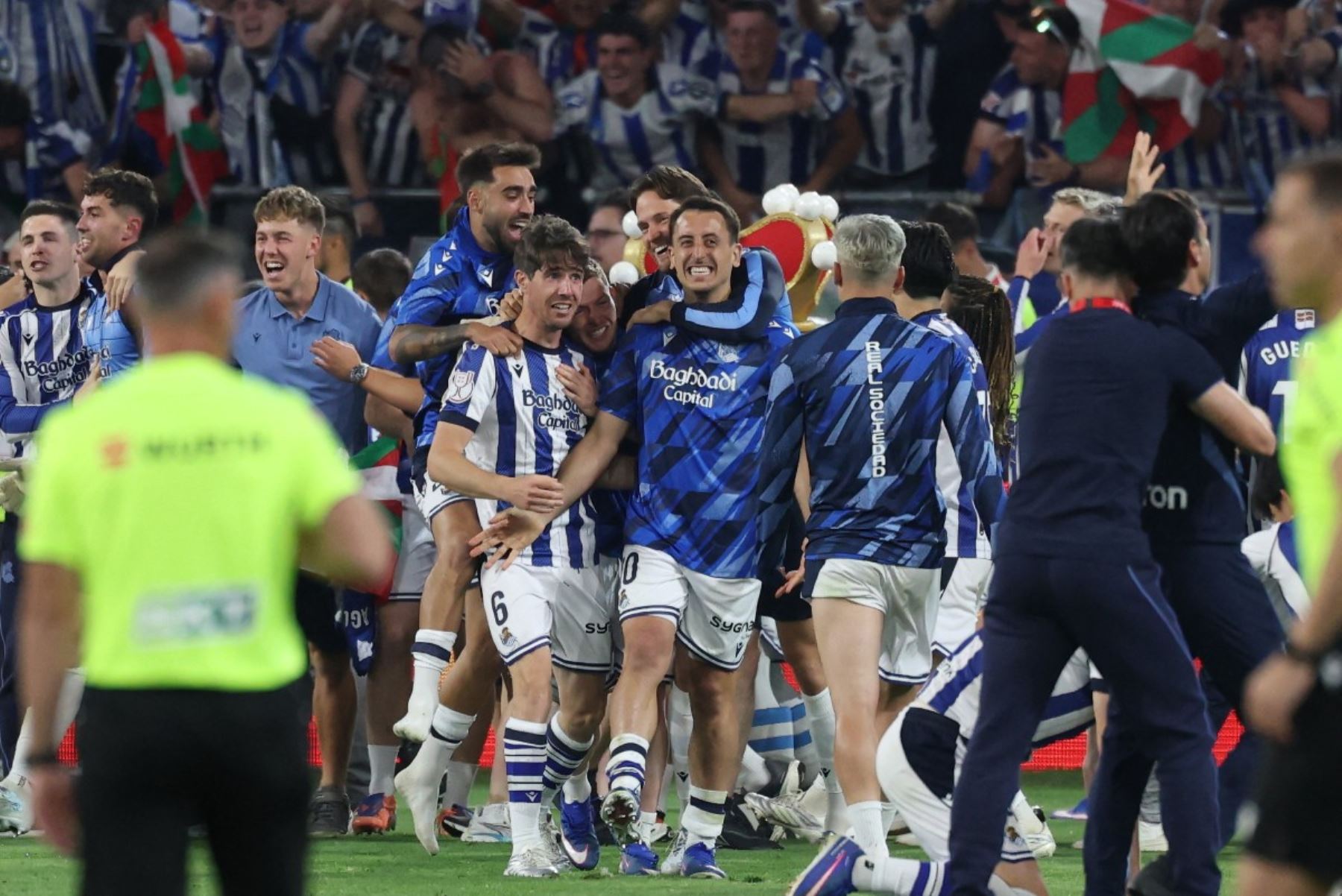 El delantero español #10 de la Real Sociedad, Mikel Oyarzabal (C), y sus compañeros de equipo celebran la victoria al final del partido final de fútbol de la Copa del Rey (Copa del Rey) entre el Club Atlético de Madrid y la Real Sociedad en el estadio La Cartuja de Sevilla el 18 de abril de 2026. (Foto de Thomas COEX / AFP)
