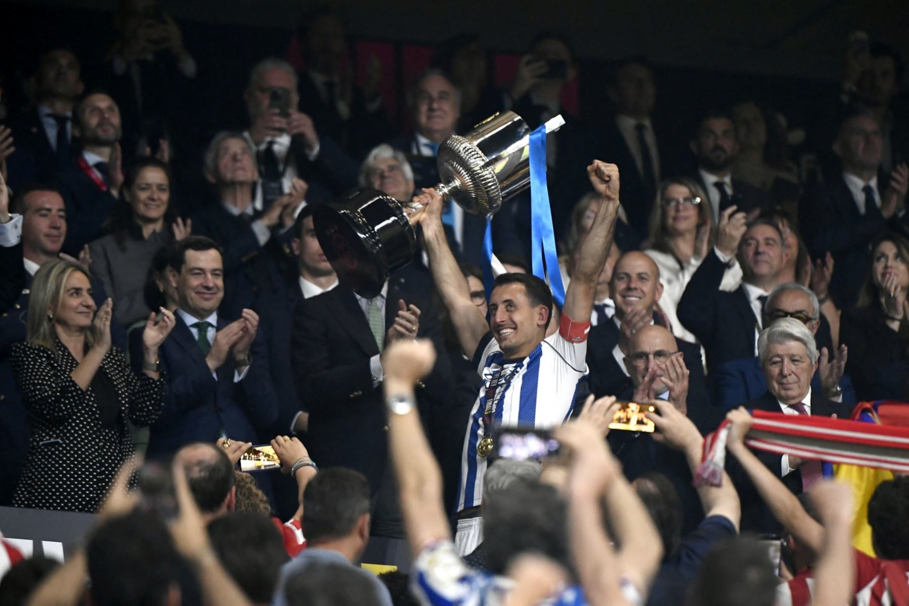 El delantero español #10 de la Real Sociedad, Mikel Oyarzabal, celebra con el trofeo al final del partido de fútbol final de la Copa del Rey (Copa del Rey) entre el Club Atlético de Madrid y la Real Sociedad en el estadio La Cartuja de Sevilla el 18 de abril de 2026. La Real Sociedad venció al Atlético de Madrid 4-3 en los penaltis. (Foto de CRISTINA QUICLER / AFP)