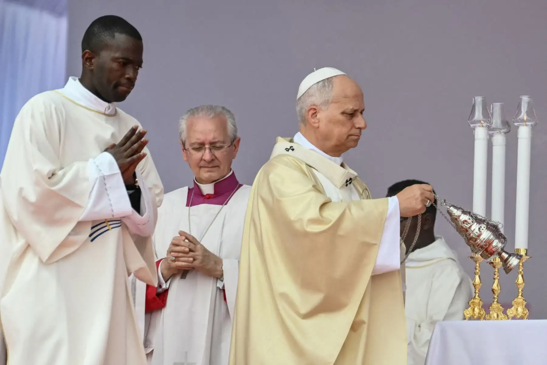 El Papa León XIV balancea el incensario mientras preside una Santa Misa en Kilamba, en el séptimo día de un viaje apostólico de 11 días a África. Foto: ANDINA/AFP