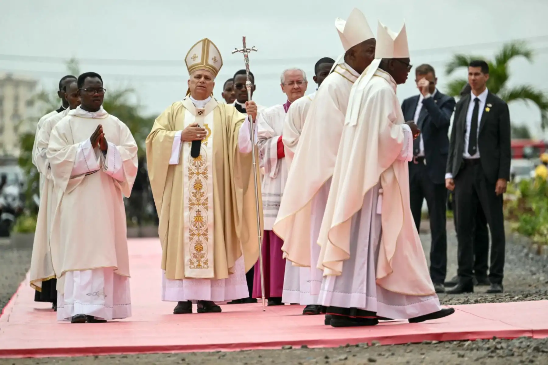 El Papa León XIV  llega para oficiar una Santa Misa en Kilamba en el séptimo día de un viaje apostólico de 11 días a África. Foto: ANDINA/AFP