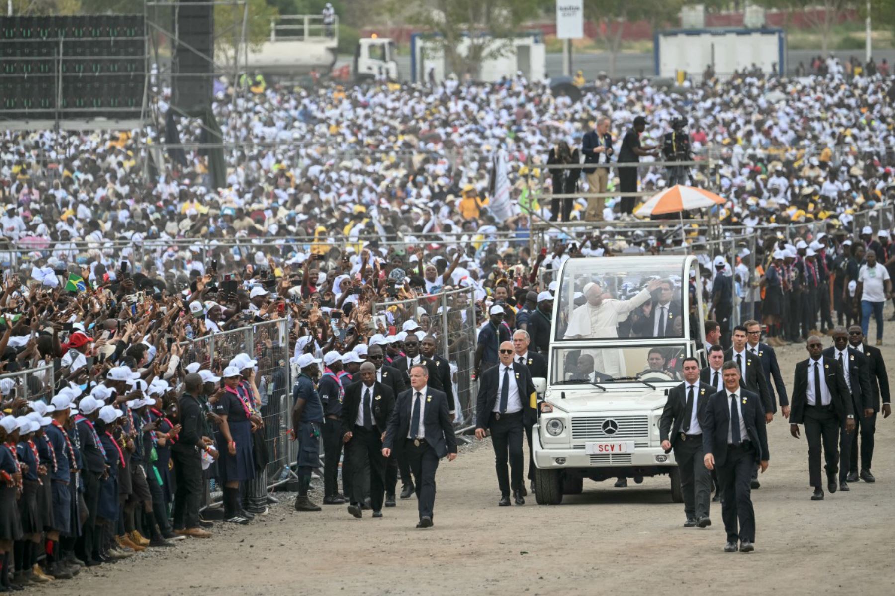 El Papa León XIV saluda desde el Papamóvil a la multitud a su llegada para oficiar una Santa Misa en Kilamba, en el séptimo día de su viaje apostólico de 11 días a África. Foto: ANDINA/AFP