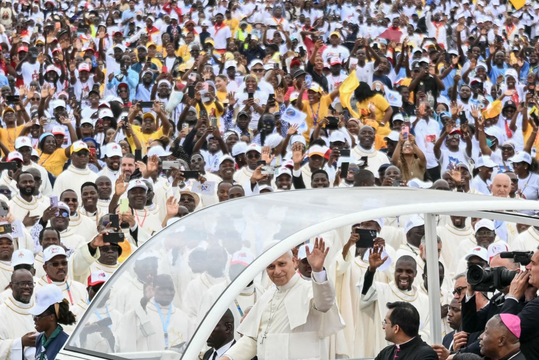 El Papa León XIV  saluda desde el Papamóvil a la multitud al llegar para oficiar una Santa Misa en Kilamba en el séptimo día de un viaje apostólico de 11 días a África. Foto: ANDINA/ AFP