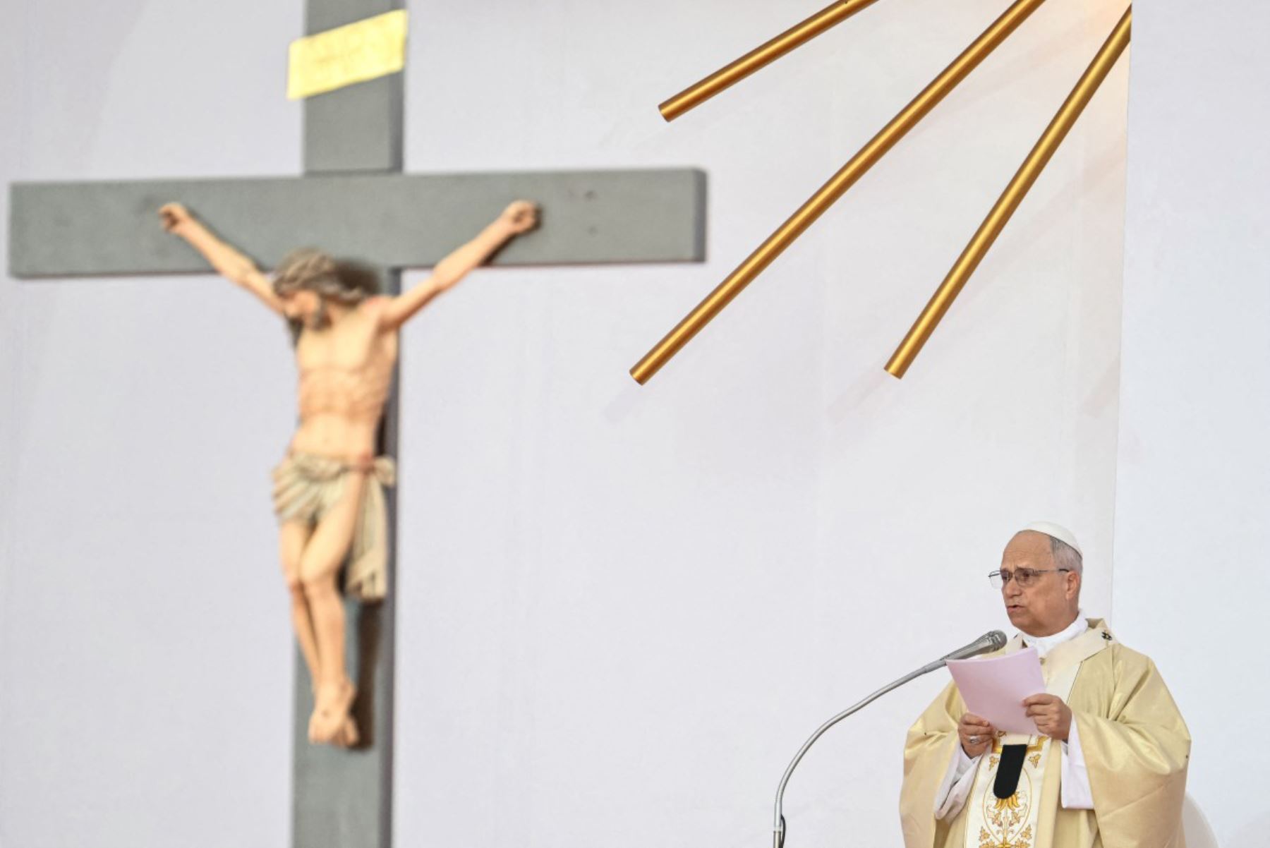 El papa León XIV pronuncia su homilía durante la Santa Misa que oficia en Kilamba, en el séptimo día de su viaje apostólico de 11 días a África. 
Foto: ANDINA/ AFP