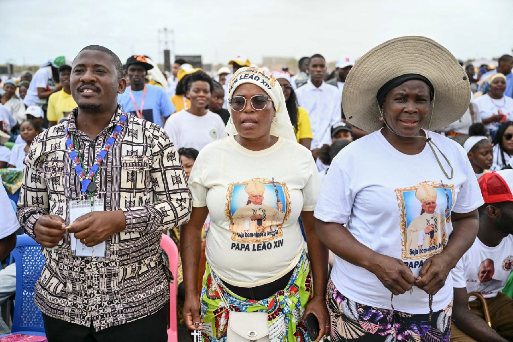 Los fieles se congregan antes de la llegada del Papa León XIV para oficiar una Santa Misa en Kalimba, en el séptimo día de su viaje apostólico de 11 días a África. Foto: ANDINA/AFP