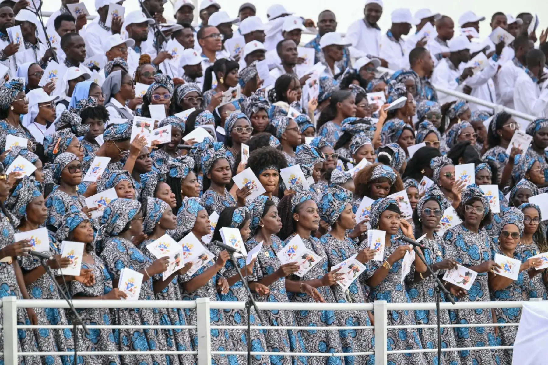 Fieles se congregan a la espera de que el Papa León XIV oficie una Santa Misa en Kilamba, en el séptimo día de su viaje apostólico de 11 días a África. Foto: ANDINA/AFP