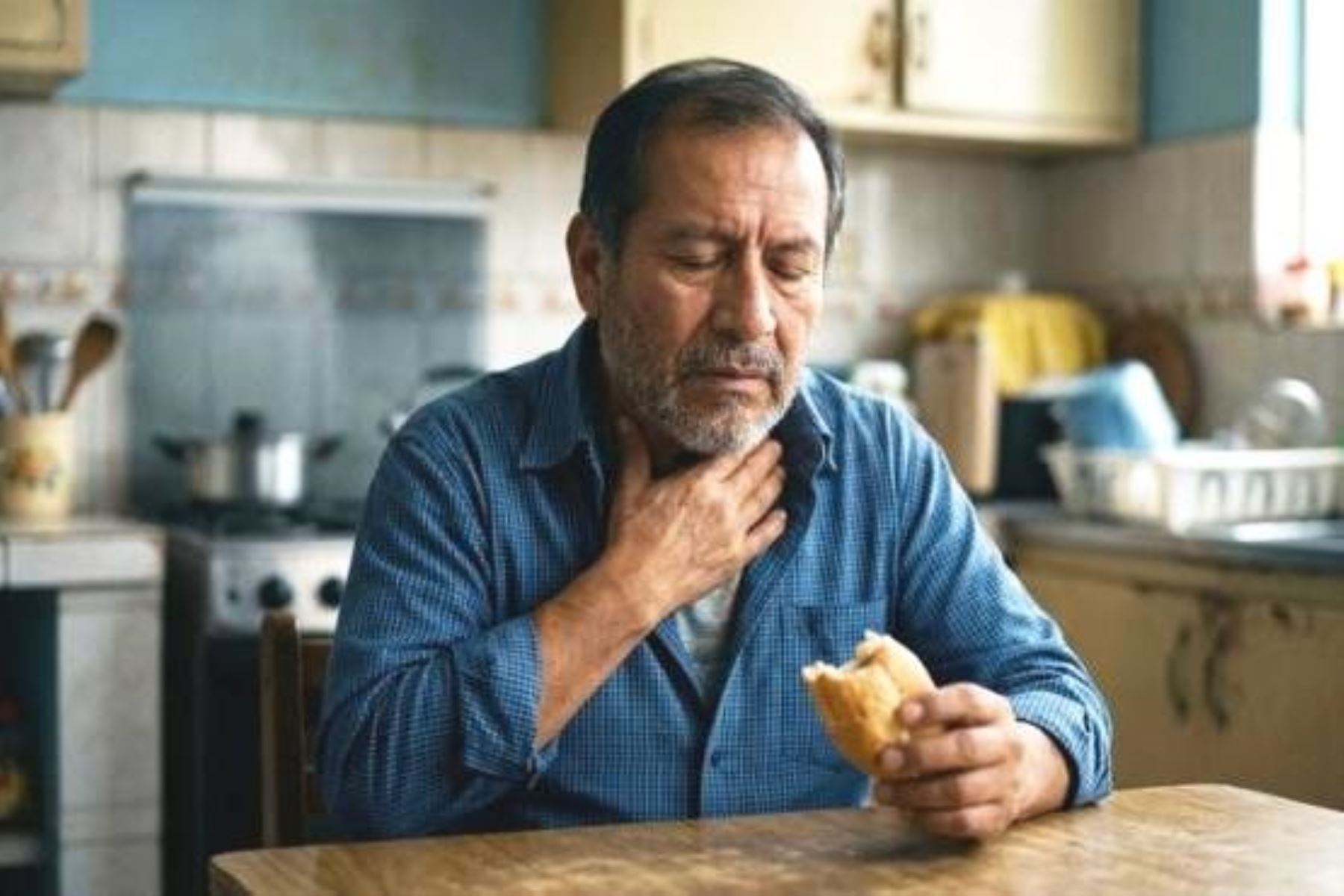 ¡Cuidado! Sensación de atragantamiento puede ser síntoma de cáncer de garganta