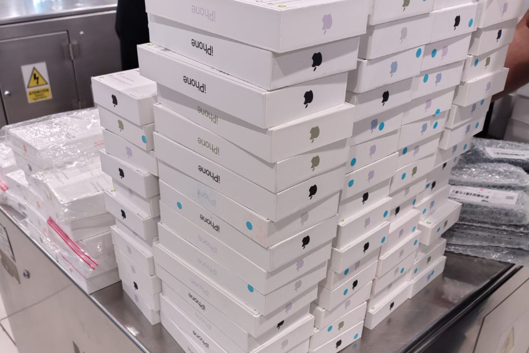 Sunat incauta más de 100 celulares de alta gama a pasajera en el aeropuerto Jorge Chávez