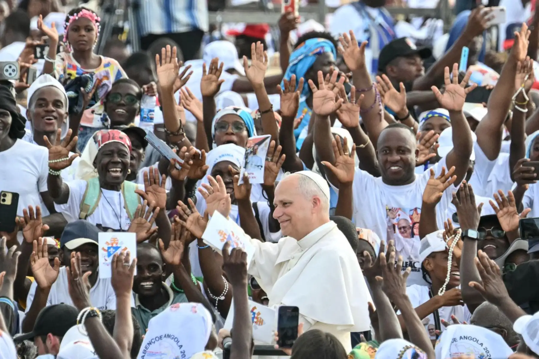 El papa León XIV saluda a la multitud a su llegada para dirigir el rezo del Santo Rosario en la explanada frente al santuario "Mama Muxima" en Muxima, en el séptimo día de una gira apostólica de 11 días por África. Foto: ANDINA/AFP