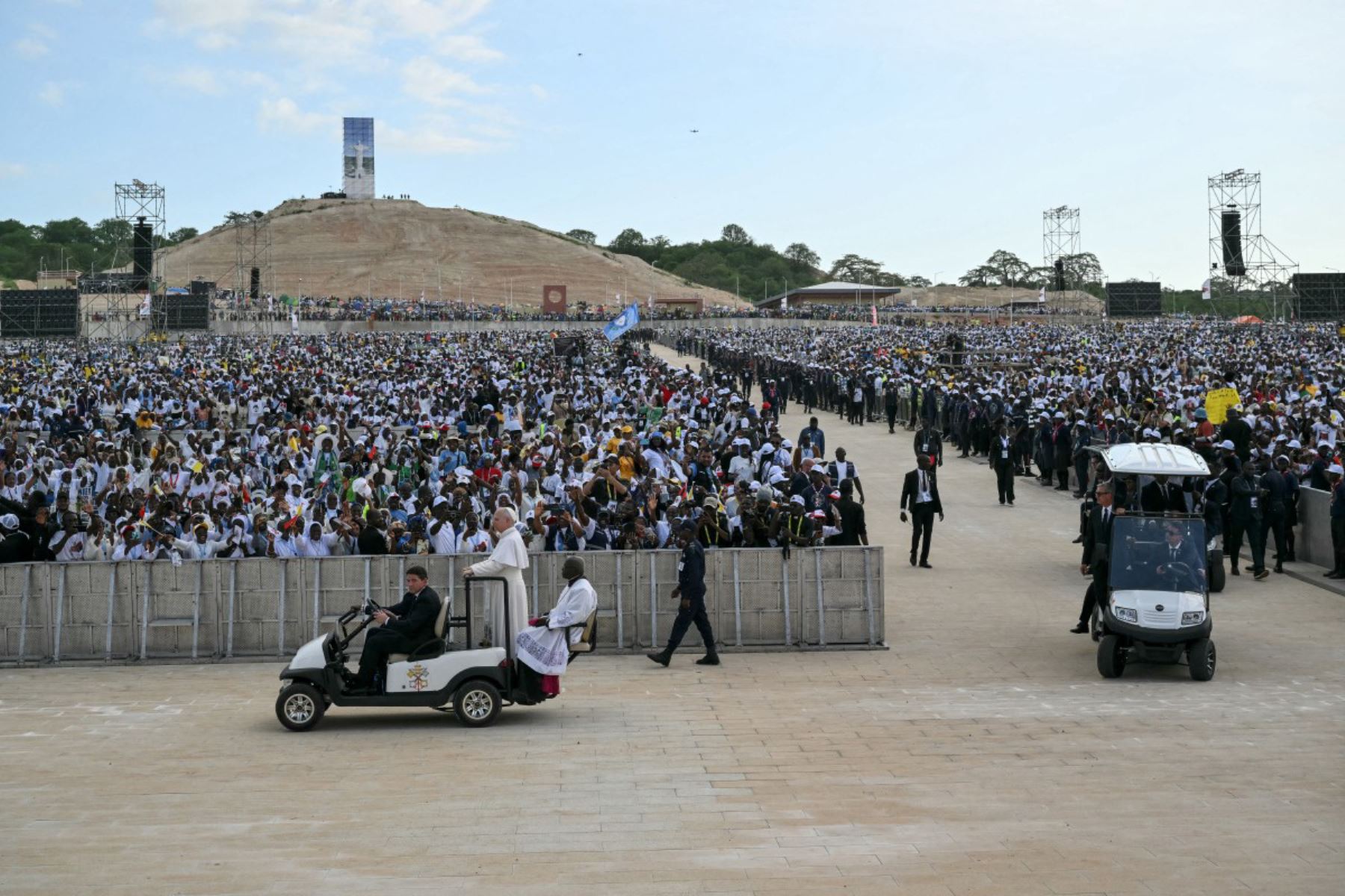 El papa León XIV saluda a la multitud a su llegada para dirigir el rezo del Santo Rosario en la explanada frente al santuario de "Mama Muxima" en Muxima, en el séptimo día de su viaje apostólico de 11 días a África. Foto: ANDINA/AFP