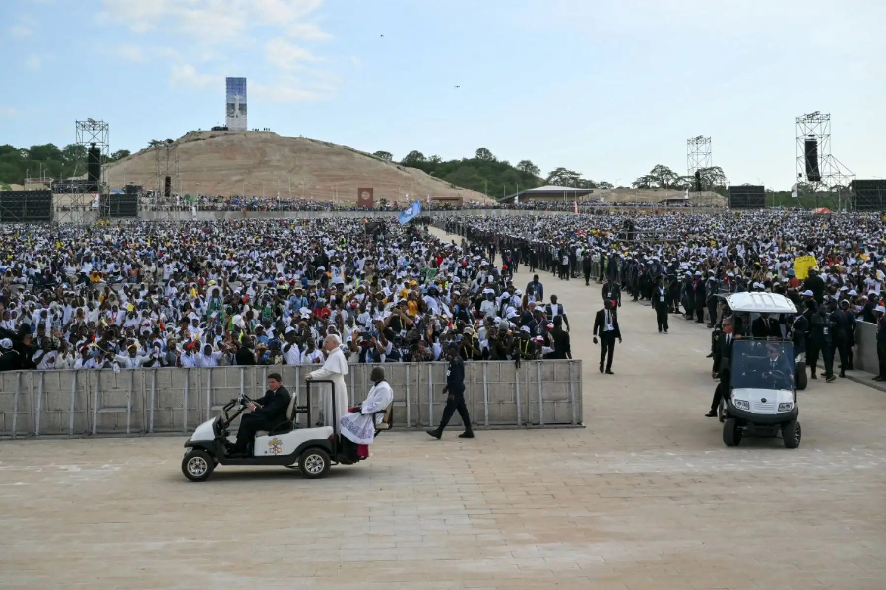 El papa León XIV saluda a la multitud a su llegada para dirigir el rezo del Santo Rosario en la explanada frente al santuario de "Mama Muxima" en Muxima, en el séptimo día de su viaje apostólico de 11 días a África. Foto: ANDINA/AFP