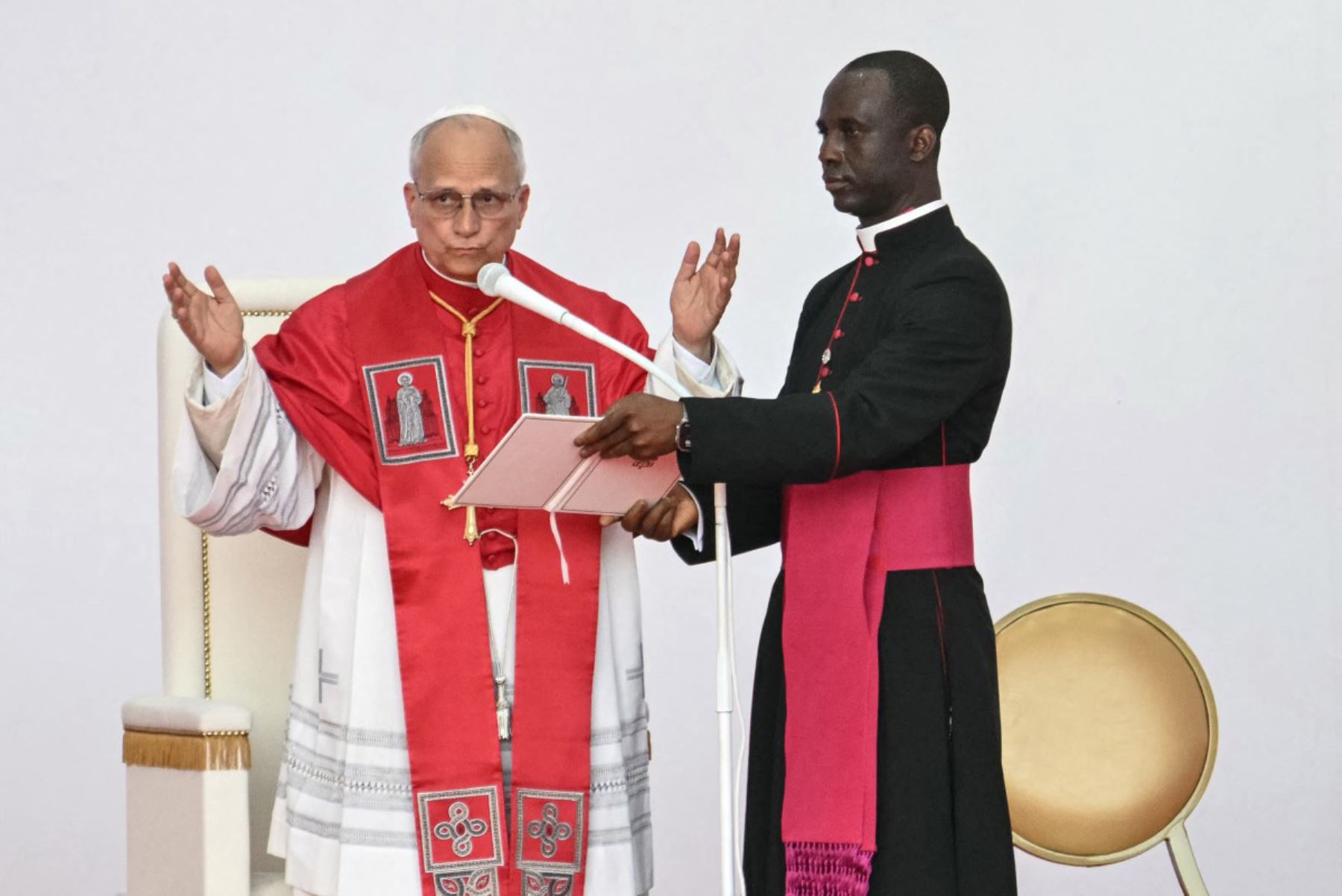 El papa León XIV dirige el rezo del Santo Rosario en la explanada frente al santuario de "Mama Muxima" en Muxima, en el séptimo día de una gira apostólica de 11 días por África.
Foto: ANDINA/AFP