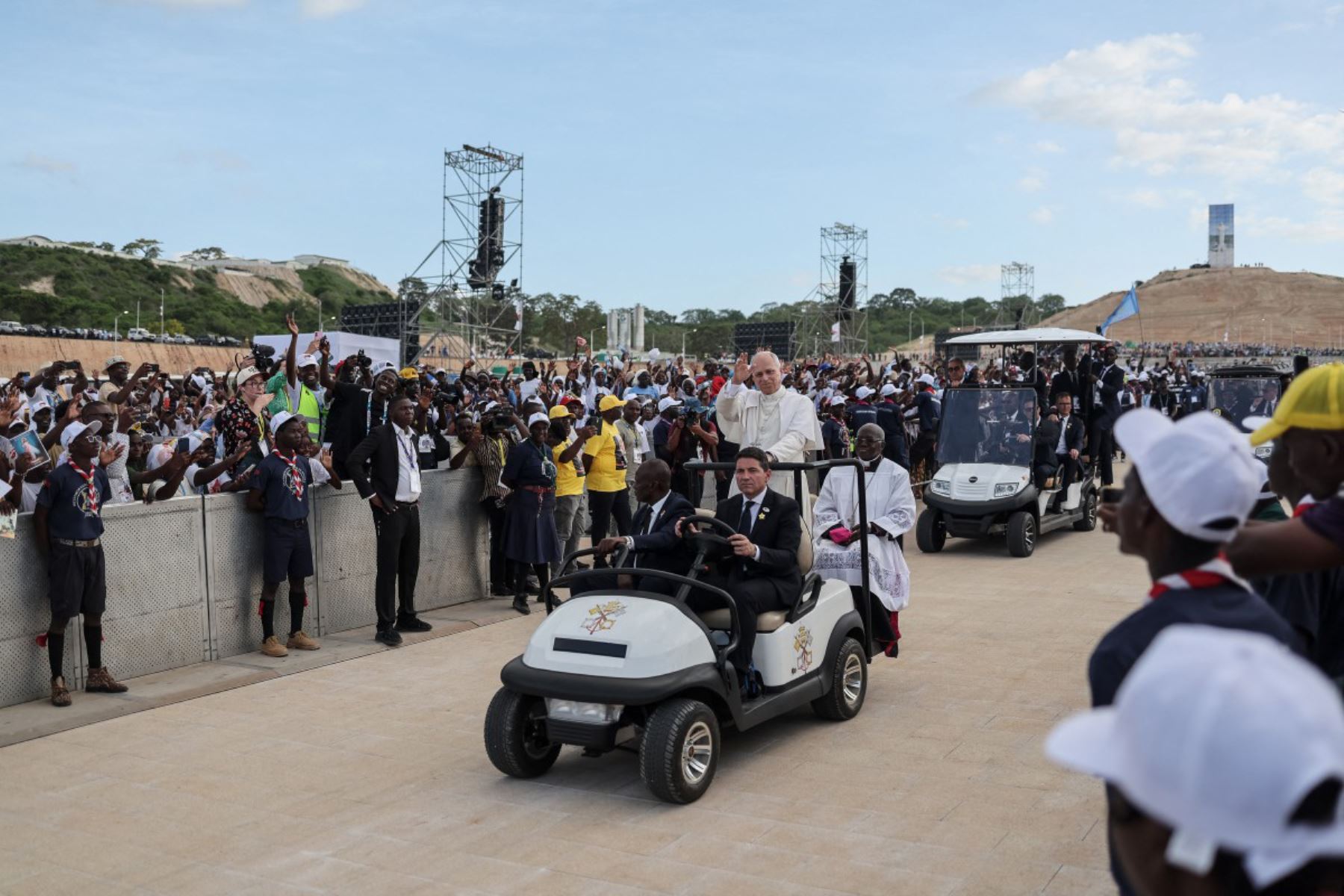 El papa León XIV saluda a la multitud a su llegada para dirigir el rezo del Santo Rosario en la explanada frente al santuario "Mama Muxima" en Muxima, en el séptimo día de una gira apostólica de 11 días por África. Foto: ANDINA/AFP