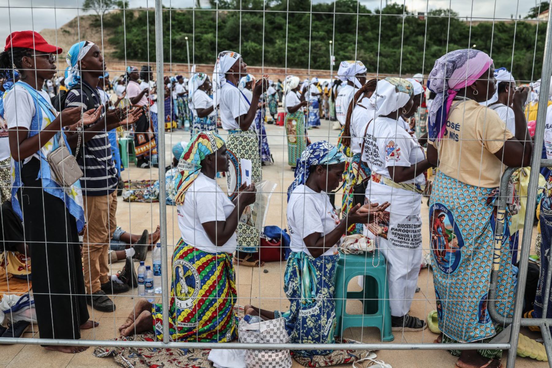 Los fieles rezan mientras el Papa León XIV dirige el rezo del Santo Rosario en la explanada frente al santuario "Mama Muxima" en Muxima, en el séptimo día de una gira apostólica de 11 días por África. Foto: ANDINA/AFP