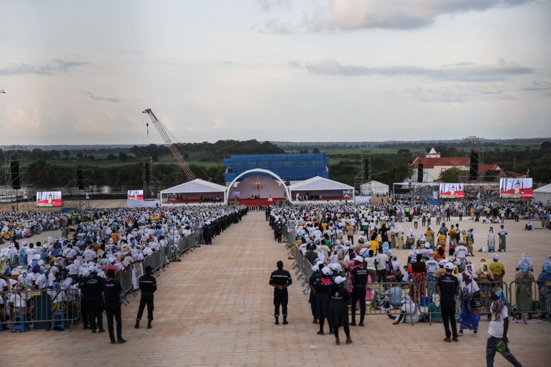 El papa León XIV dirige el rezo del Santo Rosario en la explanada frente al santuario de "Mama Muxima" en Muxima, en el séptimo día de una gira apostólica de 11 días por África. Foto: ANDINA/AFP