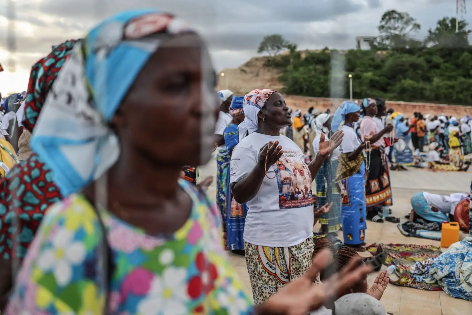 Los fieles rezan mientras el Papa León XIV dirige el rezo del Santo Rosario en la explanada frente al santuario "Mama Muxima" en Muxima, en el séptimo día de una gira apostólica de 11 días por África. Foto: ANDINA/AFP