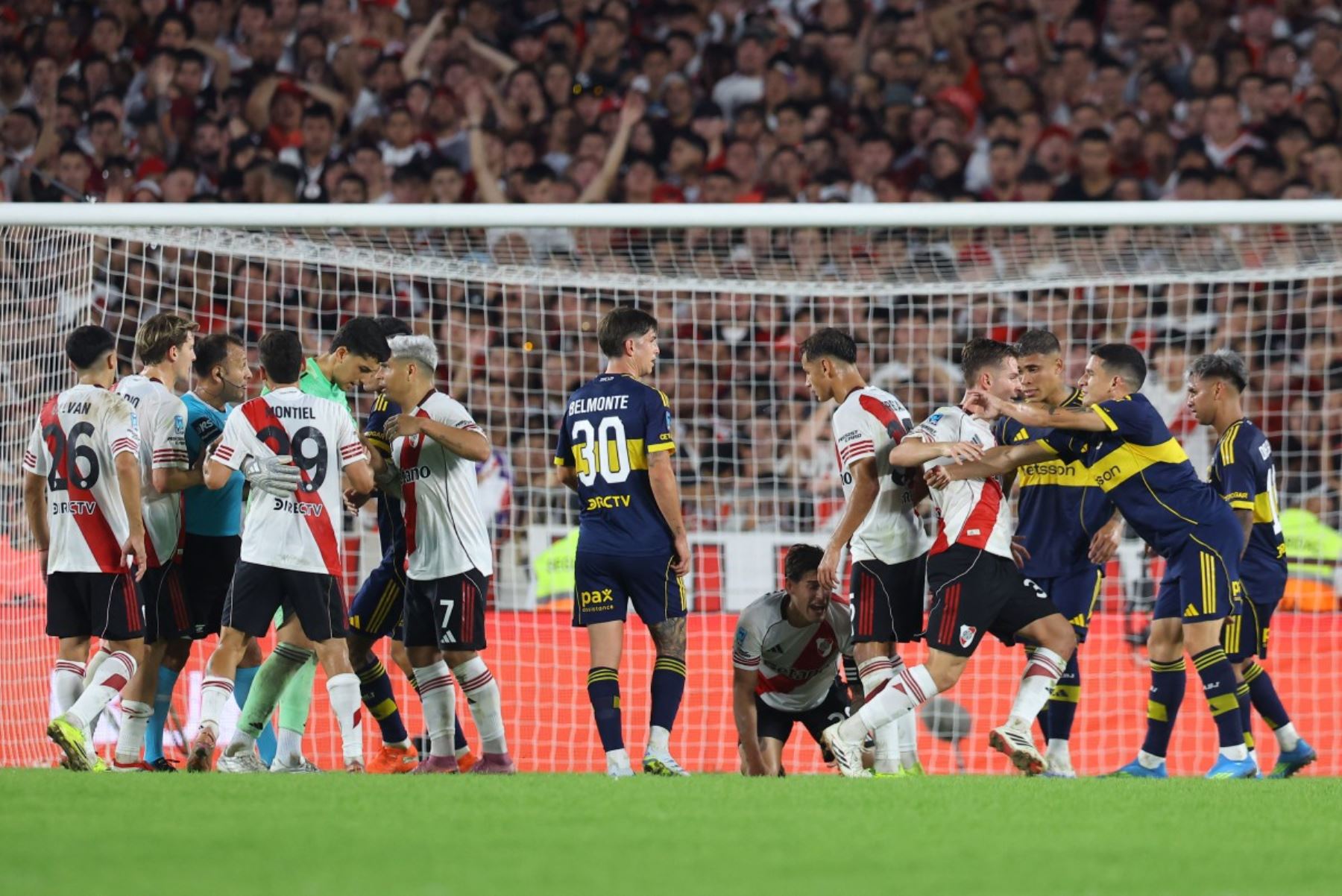 Jugadores de River Plate y Boca Juniors discuten durante el partido del Torneo Apertura 2026 de la Liga Argentina de Fútbol Profesional entre River Plate y Boca Juniors en el estadio MAS Monumental de Buenos Aires el 19 de abril de 2026. (Foto de Alejandro PAGNI / AFP)