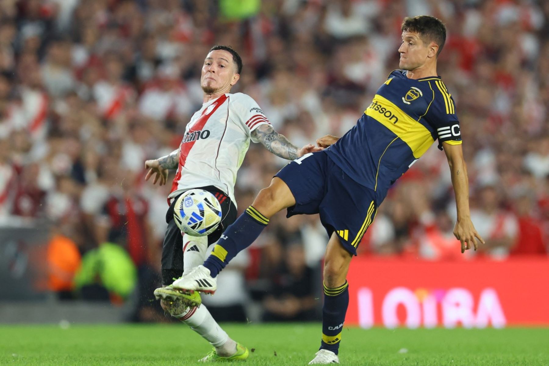 El defensor de River Plate, Aníbal Moreno (izq.), y el mediocampista español de Boca Juniors, Ander Herrera (der.), disputan el balón durante el partido del Torneo Apertura 2026 de la Liga Argentina de Fútbol Profesional entre River Plate y Boca Juniors en el estadio MAS Monumental de Buenos Aires, el 19 de abril de 2026. (Foto de Alejandro PAGNI / AFP)