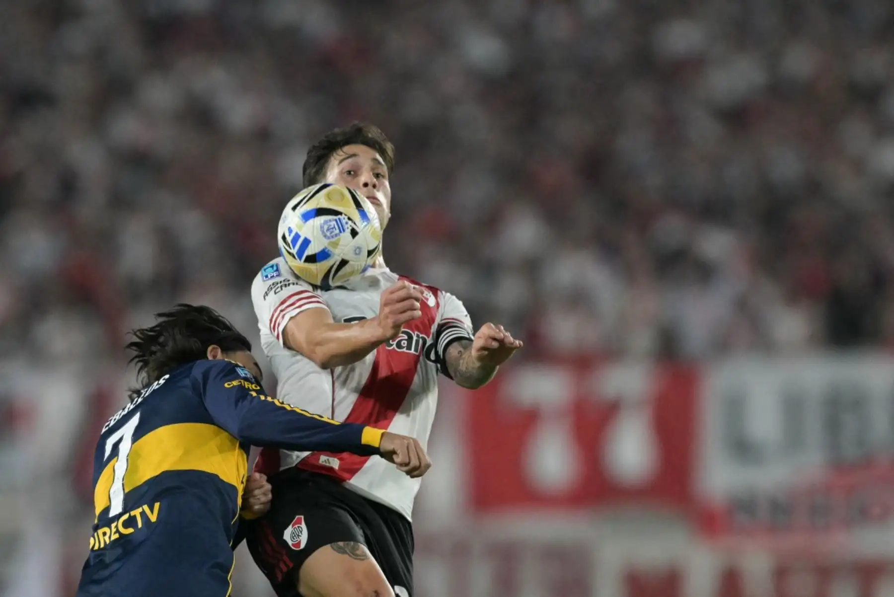 El defensor de River Plate, Lucas Martínez Quarta (derecha), número 28, controla el balón ante el delantero de Boca Juniors, Exequiel Zeballos (izquierda), número 7, durante el partido del Torneo Apertura 2026 de la Liga Argentina de Fútbol Profesional entre River Plate y Boca Juniors en el estadio MAS Monumental de Buenos Aires, el 19 de abril de 2026. (Foto de JUAN MABROMATA / AFP)