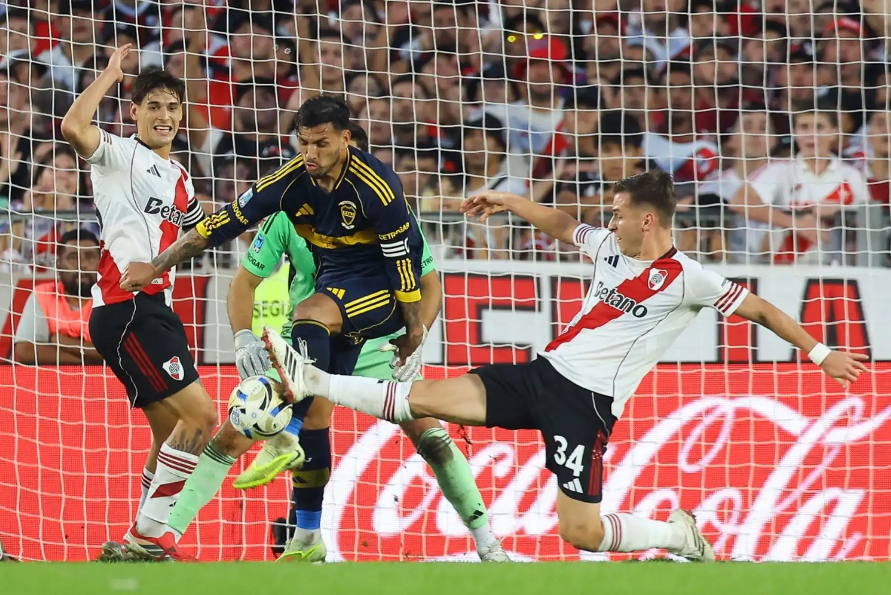 (De izquierda a derecha) El defensor número 28 de River Plate, Lucas Martínez Quarta, el mediocampista número 05 de Boca Juniors, Leandro Paredes, y el mediocampista número 34 de River Plate, Giuliano Galoppo, luchan por el balón durante el partido del Torneo Apertura 2026 de la Liga Argentina de Fútbol Profesional entre River Plate y Boca Juniors en el estadio MAS Monumental de Buenos Aires el 19 de abril de 2026. (Foto de Alejandro PAGNI / AFP)