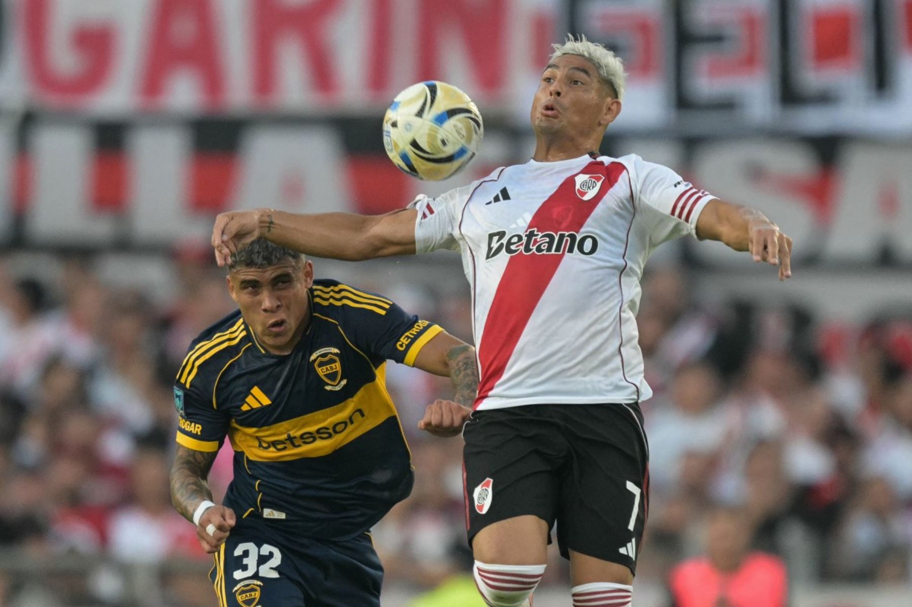 El defensor de Boca Juniors, Ayrton Costa (n.° 32), y el delantero de River Plate, Maximiliano Salas (n.° 7), disputan el balón durante el partido del Torneo Apertura 2026 de la Liga Argentina de Fútbol Profesional entre River Plate y Boca Juniors en el estadio MAS Monumental de Buenos Aires, el 19 de abril de 2026. (Foto de JUAN MABROMATA / AFP)