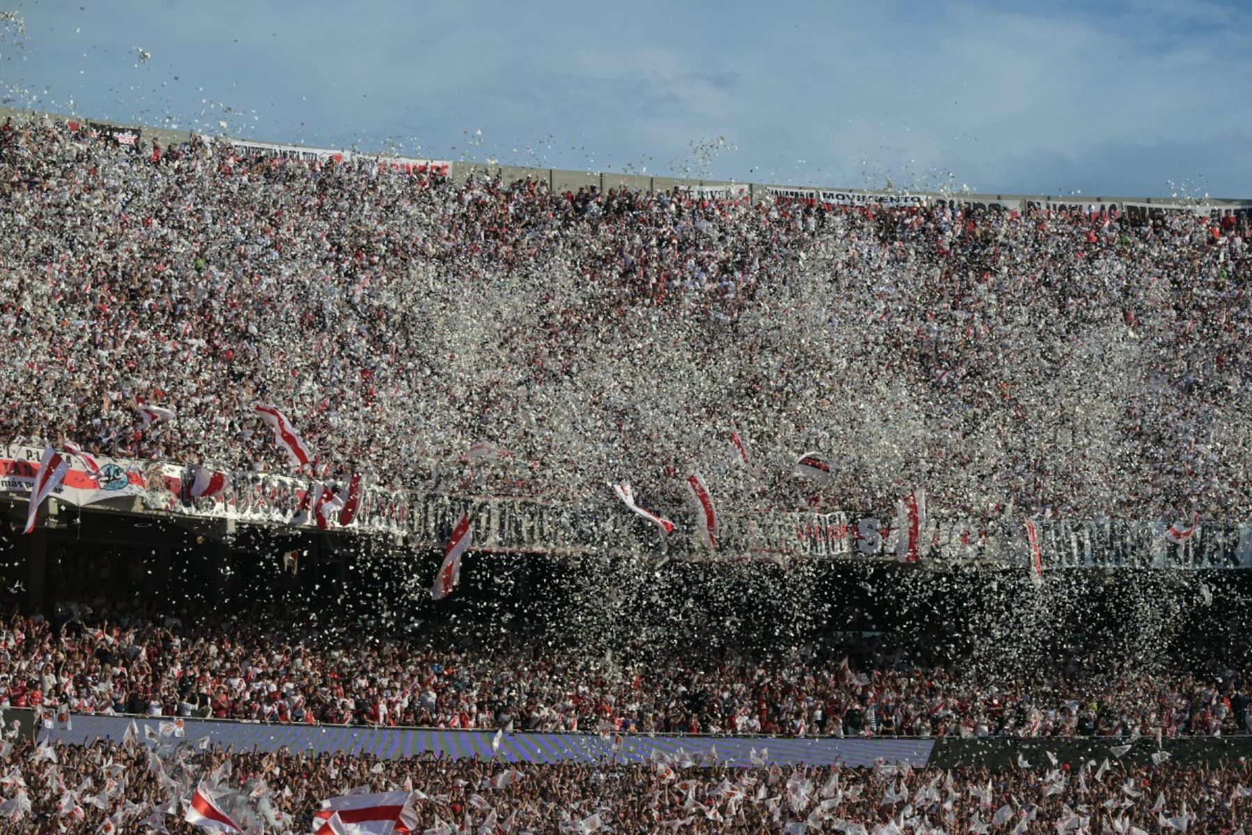 Los hinchas de River Plate animan a su equipo antes del partido del Torneo Apertura 2026 de la Liga Argentina de Fútbol Profesional entre River Plate y Boca Juniors en el estadio MAS Monumental de Buenos Aires el 19 de abril de 2026. (Foto de JUAN MABROMATA / AFP)