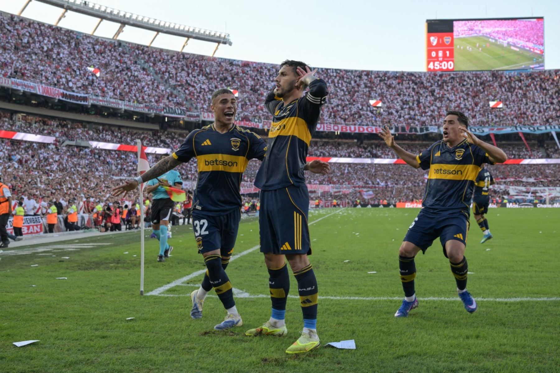 El centrocampista de Boca Juniors, Leandro Paredes (C), número 05, celebra el primer gol del partido del Torneo Apertura 2026 de la Liga Argentina de Fútbol Profesional entre River Plate y Boca Juniors, disputado en el estadio MAS Monumental de Buenos Aires el 19 de abril de 2026. (Foto de JUAN MABROMATA / AFP)